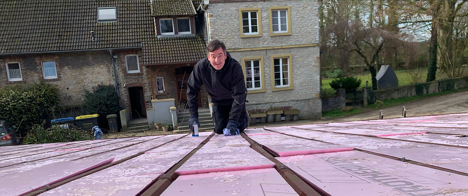 Thomas Greif bei der Grundreinigung des Daches
